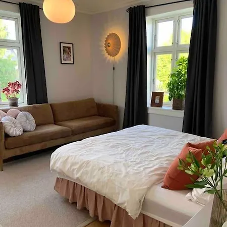 Big 10 Min Walk From Citycenter-swimmingpool Villa *